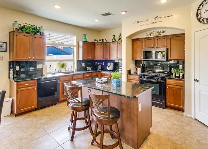 Family Oasis: Game & Patio! Holiday home Maricopa